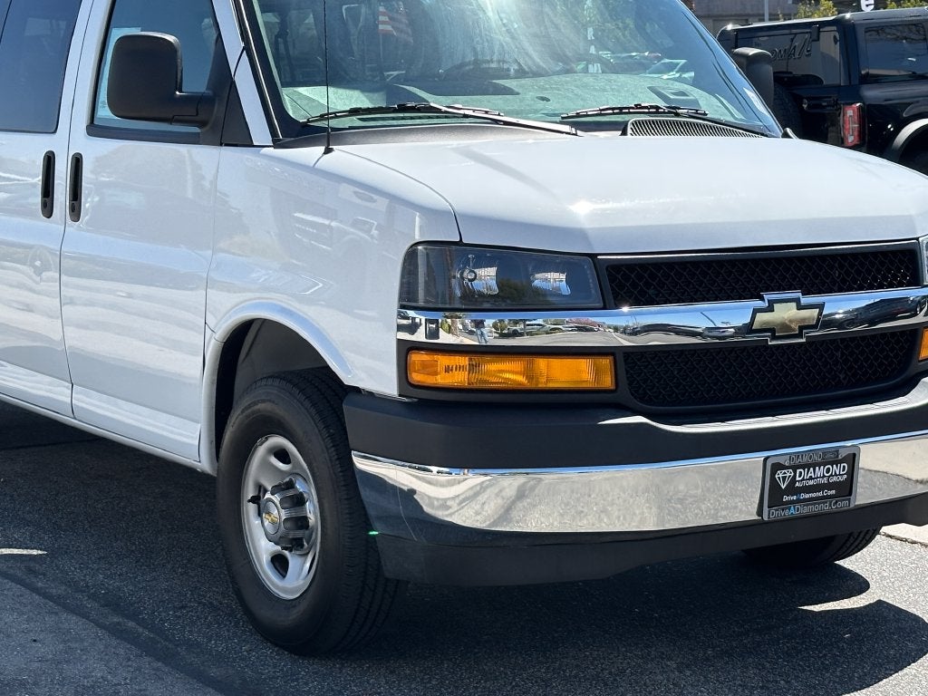 2025 Chevrolet Express 3500 LT Passenger