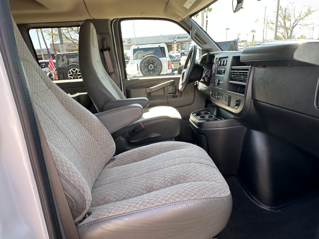 2025 Chevrolet Express 3500 LT Passenger
